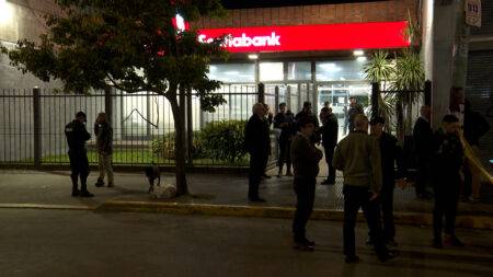 $20.000 se llevaron en asalto a banco en Colón, usaron miguelitos, bombas de humo y golpearon a un guardia