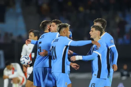 La Celeste venció 3 a 0 a Perú y se metió en su quinto Mundial