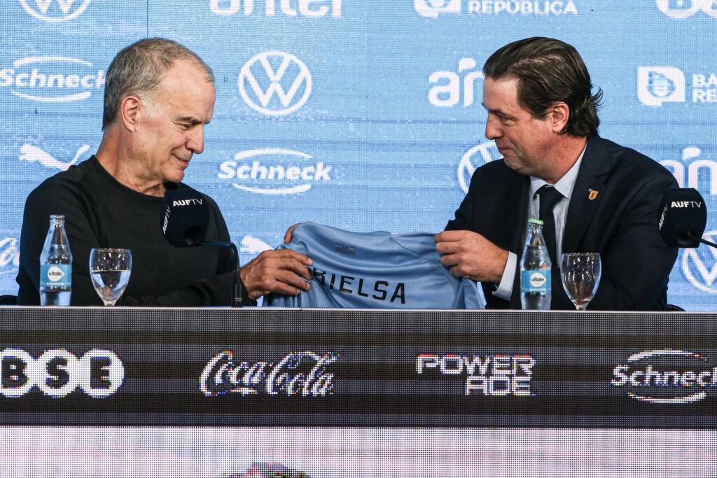 Alonso confirmó que Bielsa sigue al frente de la selección: «No hay nadie que esté pidiendo cabezas»