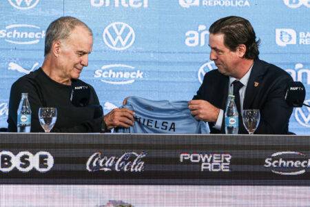 Alonso confirmó que Bielsa sigue al frente de la selección: «No hay nadie que esté pidiendo cabezas»