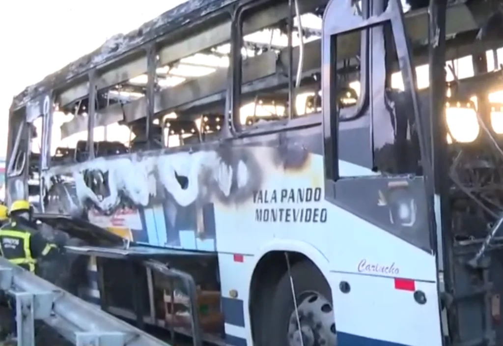 Un ómnibus se incendió por completo en la ruta 8 y las llamas se extendieron hacia un campo