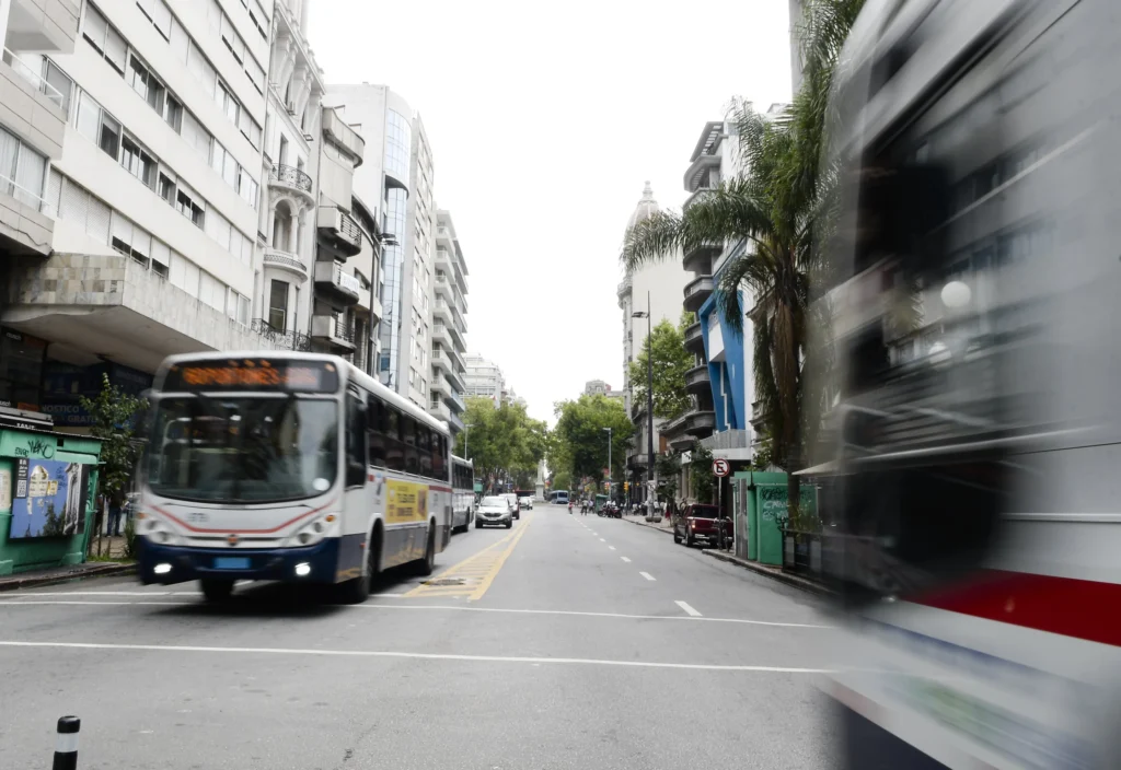 Por primera vez desde la pandemia, en 2025 cayeron los viajes de ómnibus en Montevideo: ¿qué implica?