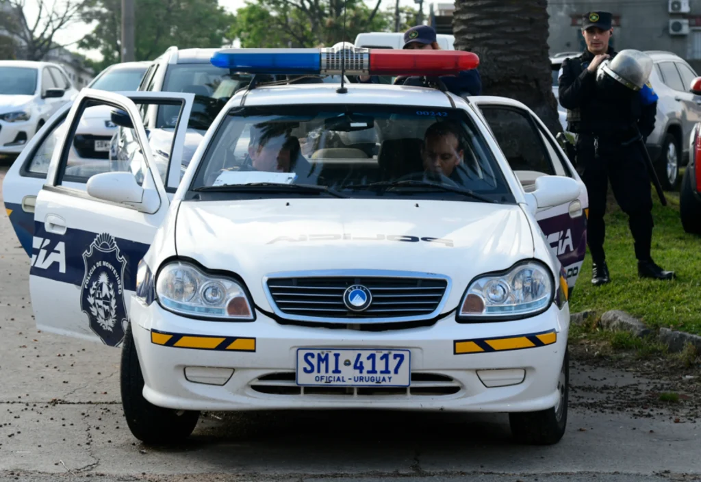 Se entregó un adolescente de 16 años por el crimen del delivery en Carrasco Norte: fue con su madre