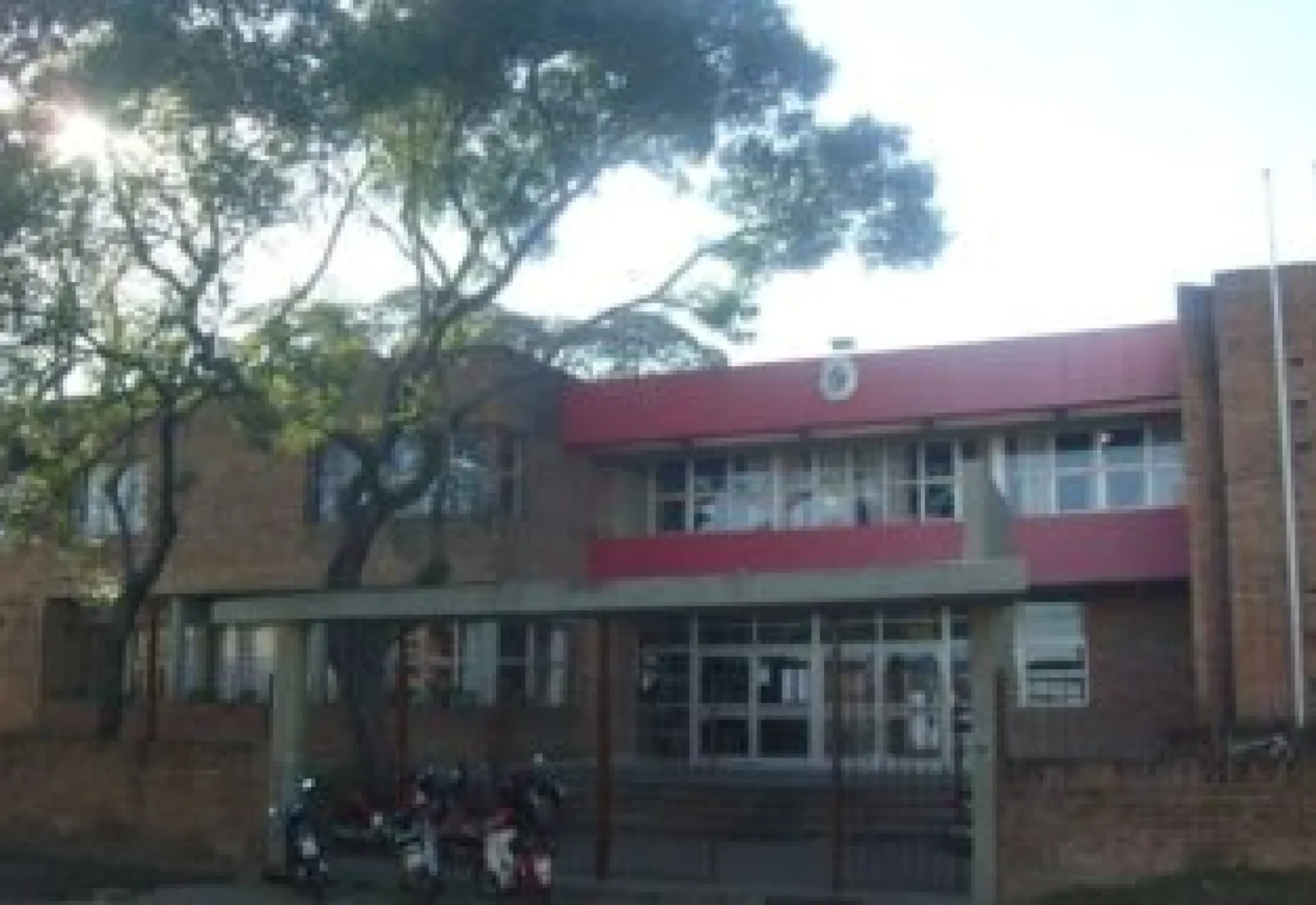 Joven llevó un arma de aire comprimido a un Liceo de Salto, amenazó a dos personas y efectuó disparos