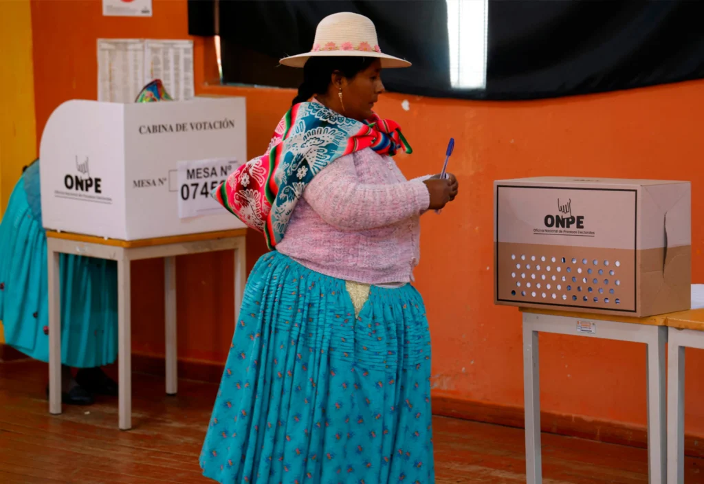 Elecciones en Perú: eligen nuevo presidente en jornada marcada por retrasos en apertura de locales