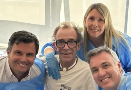 Rafa Villanueva recibió la visita de autoridades de Canal 12 y compartieron juntos una foto desde el sanatorio