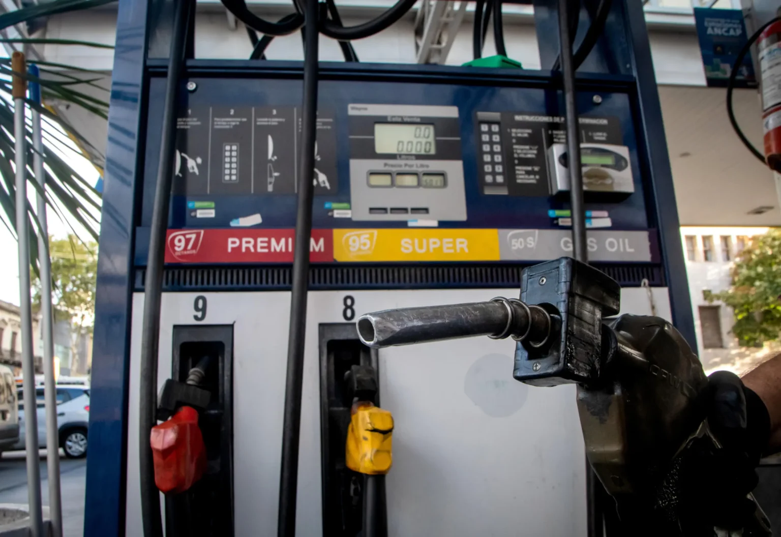“Exhortamos a cargar combustible cuanto antes”: estaciones avisan por paros de Fancap y “posible” suba