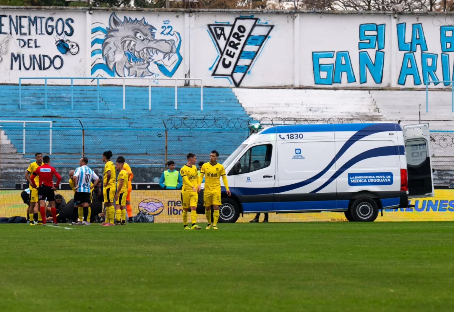 «¡Me quebré!»: el grito de Augusto Cambón que se fue en ambulancia del partido Cerro-Peñarol en el Tróccoli