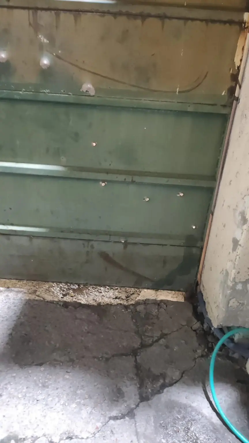 Mataron a un interno del Inisa en la puerta de un hogar en Atahualpa: las balas atravesaron el portón