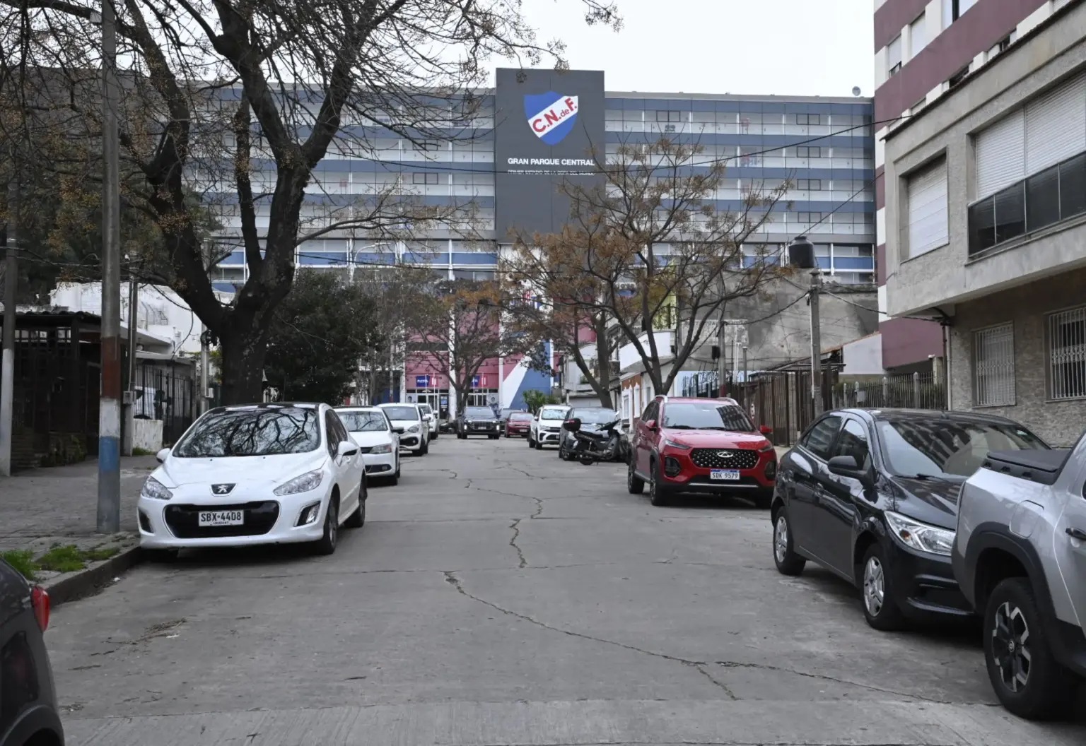 Tráfico de drogas y “no vinculado al fútbol”: hipótesis tras balacera con tres heridos afuera del Parque Central