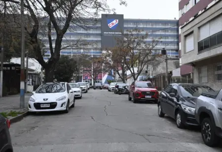 Tráfico de drogas y “no vinculado al fútbol”: hipótesis tras balacera con tres heridos afuera del Parque Central