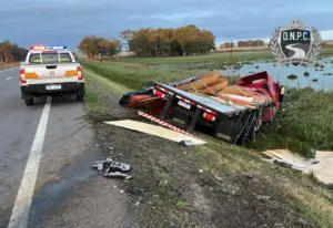 Siniestro de tránsito fatal en ruta 8: un hombre murió tras el choque de un camión contra una camioneta