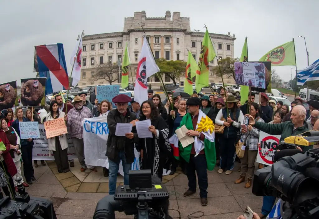 «Orsi nos está ignorando»: vecinos de Casupá se movilizaron en el Palacio Legislativo en rechazo a la represa