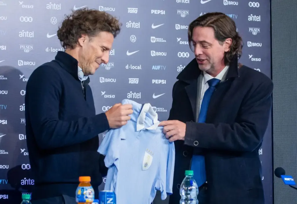 Inició la era Forlán en Uruguay: la frase de su padre que generó risas y el único jugador que nombró sin consulta