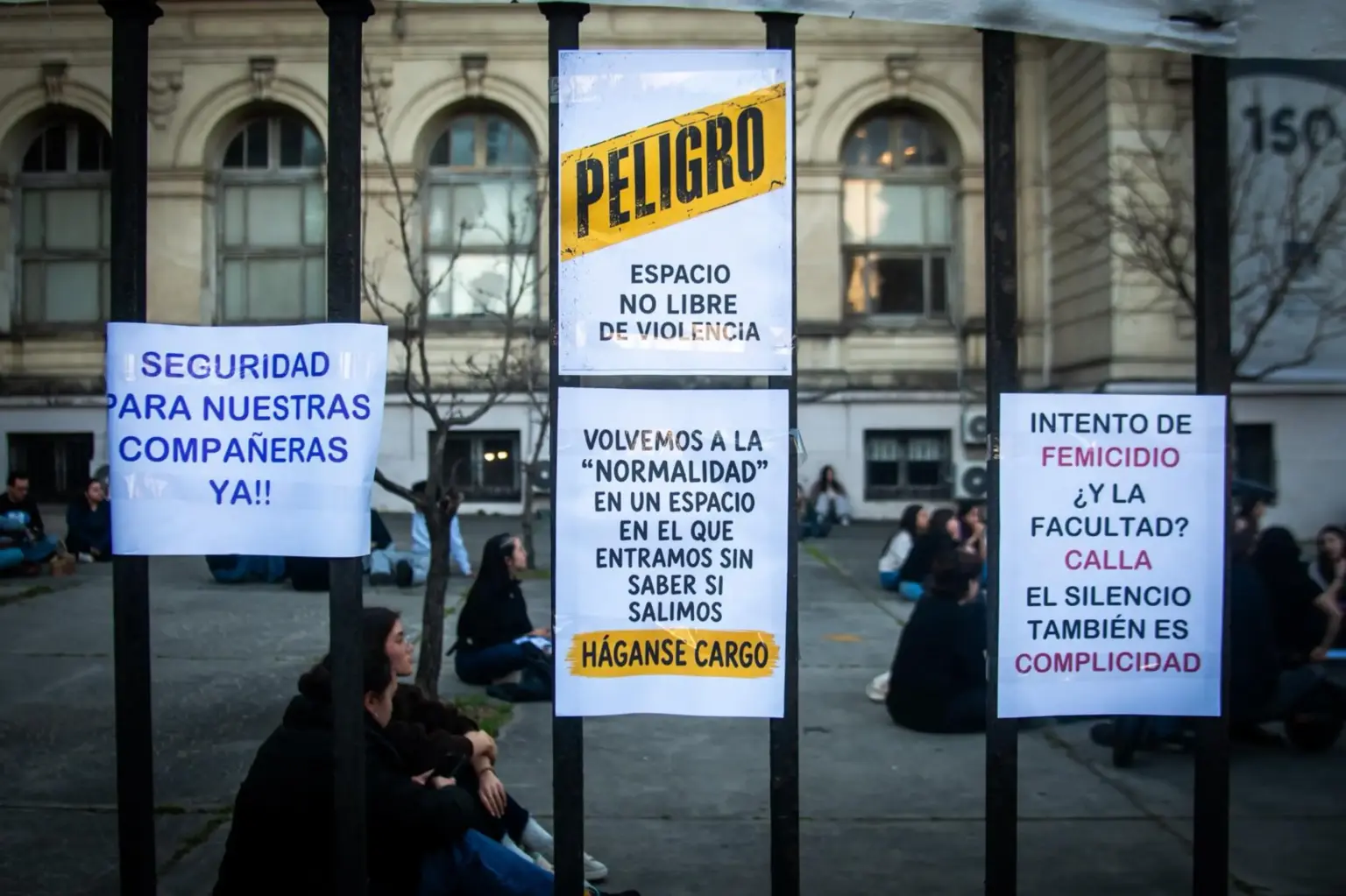 La Policía detuvo al joven que intentó asesinar a su compañera de clase en la Facultad de Medicina