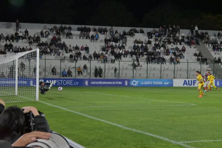 Diego Aguirre confesó que Peñarol jugó «con la cabeza en otro lado» y se notó, pero al menos rescató un empate