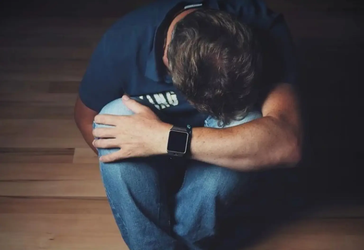 Mujeres hablan de salud mental pero hombres mueren más por suicidio.